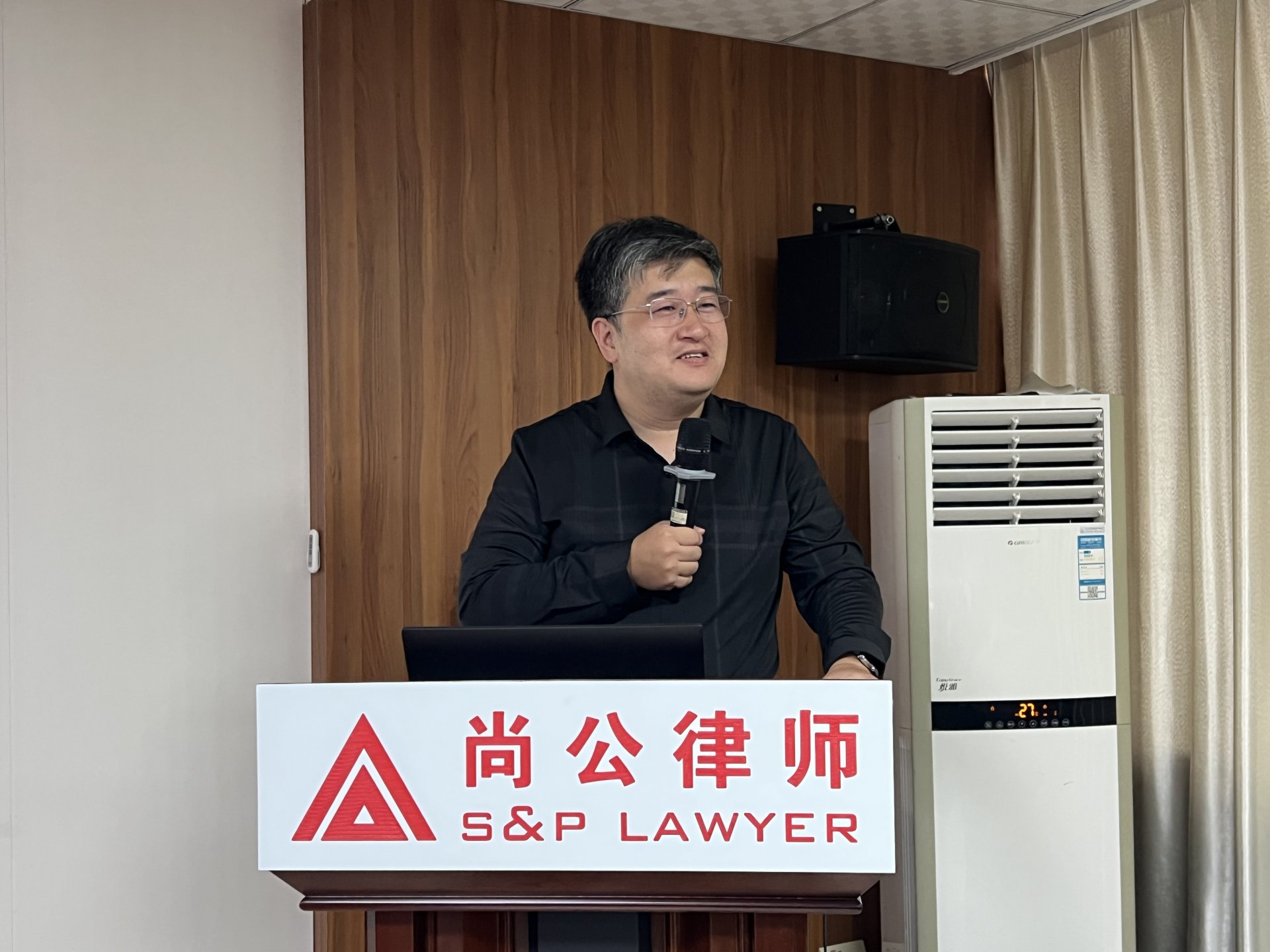 执行主任王东主持活动